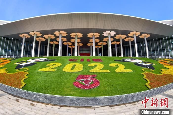 第五屆進(jìn)博會(huì)場(chǎng)館景觀裝飾全面定妝。 陳夢(mèng)澤 攝 第五屆進(jìn)博會(huì)場(chǎng)館景觀裝飾全面定妝。 陳夢(mèng)澤 攝