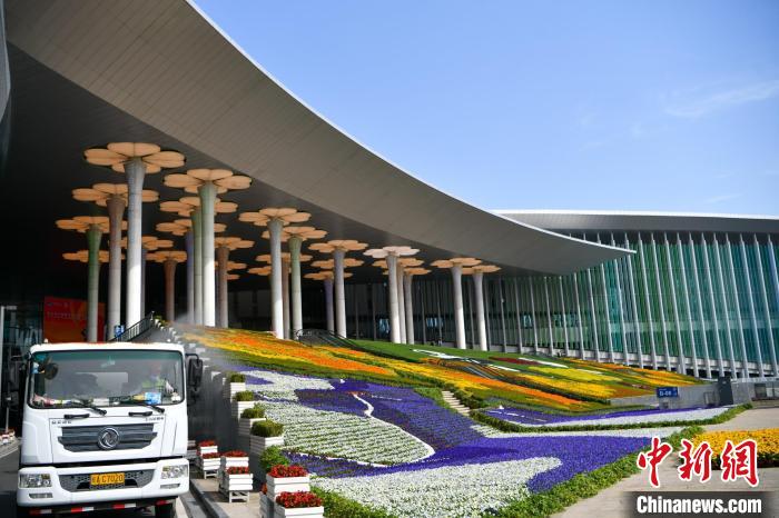 第五屆進(jìn)博會(huì)場(chǎng)館景觀裝飾全面定妝。 陳夢(mèng)澤 攝 第五屆進(jìn)博會(huì)場(chǎng)館景觀裝飾全面定妝。 陳夢(mèng)澤 攝